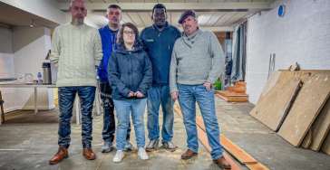 Een nieuwe vloer Voor kansarmoede organisatie Play it loud vzw