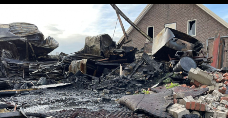 Grote stal bij zorgboerderij verwoest