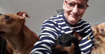 Gezin bestaande uit 3 met 4 hondjes. Alles kwijt. Staan vrijdag op straat.