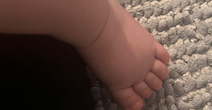 Alleinerziehende Mutter, Bedürfnisse für das Baby und die Wohnung