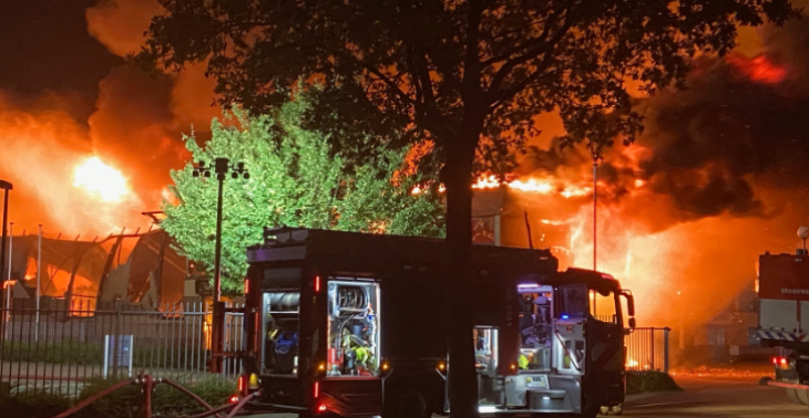 Brand legt bedrijvengebouw Nijmegen Kerkenbos in de as.