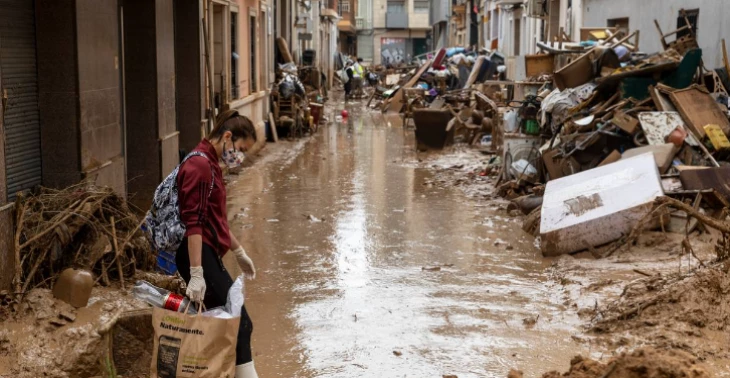 Help Valencia herstellen na de verwoestende overstromingen