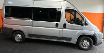 Rolstoelbus voor een gehandicapte tweeling