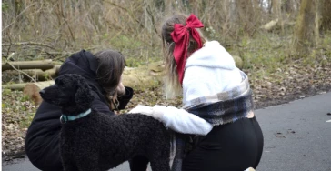 Ondersteun 2 meiden, die beide ouders verloren