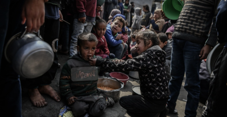 Kinderen en ouderen zonder eten drinkwater buiten slapen
