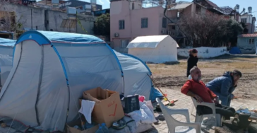 Mensen in turkije helpen na aardbeving