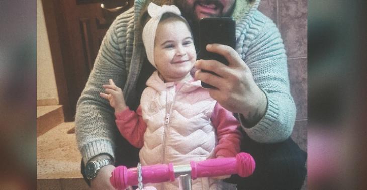 Ein Papa erfüllt seiner kleinen Prinzessin die ersten Träume