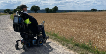 Help onze ouders samen mobiel te blijven – steun een aangepaste bus