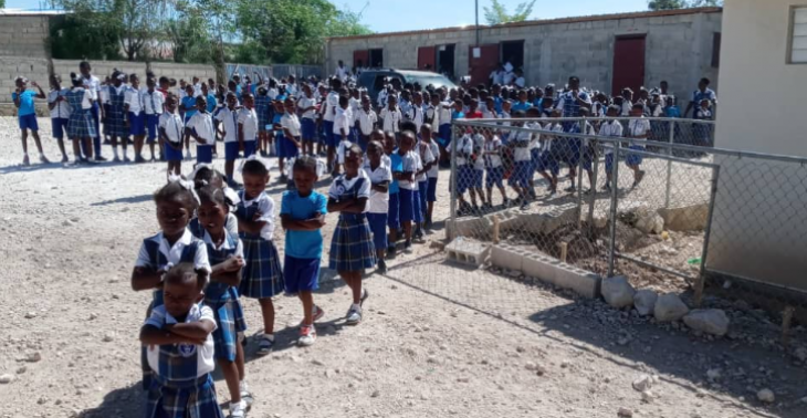 Scholing in Haïti; in de klas en dus niet in een  gang. 