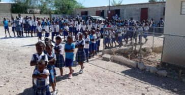 Scholing in Haïti; in de klas en dus niet in een gang.