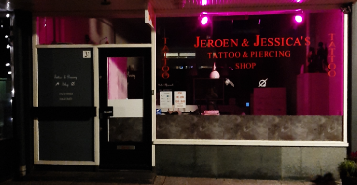 Help Jeroen en Jessica's tattoo en piercing shop de corona crisis door. 