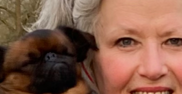 Help Mosha vrolijk door het leven te wandelen