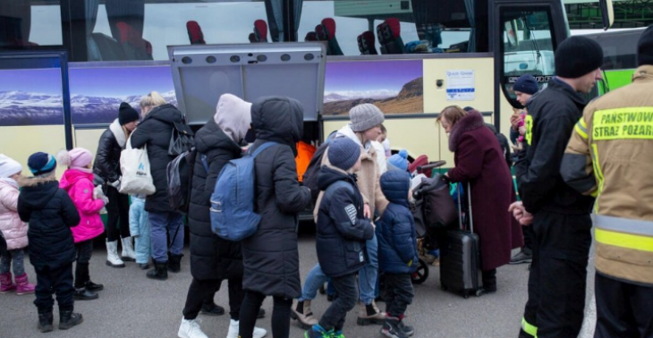 Alleenstaande en alleenreizende kinderen die Oekraïne ontvluchten.