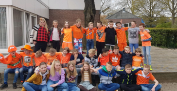 Help groep 8 de ploeg voor het school kamp
