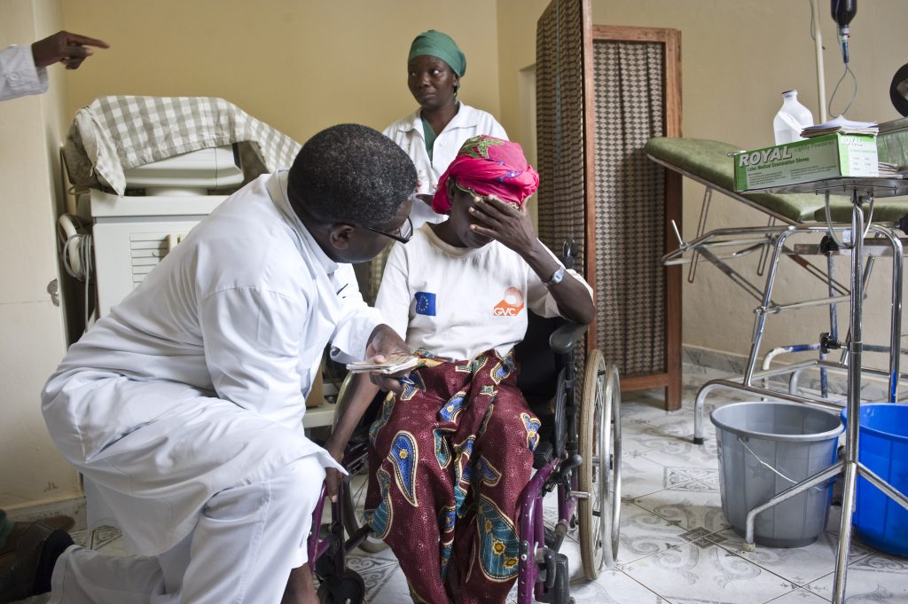 Dr mukwege in DR congo is in gesprek met een patient