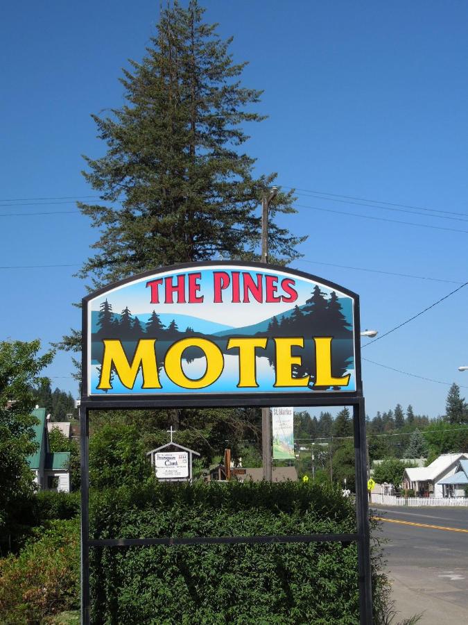 Pines Motel