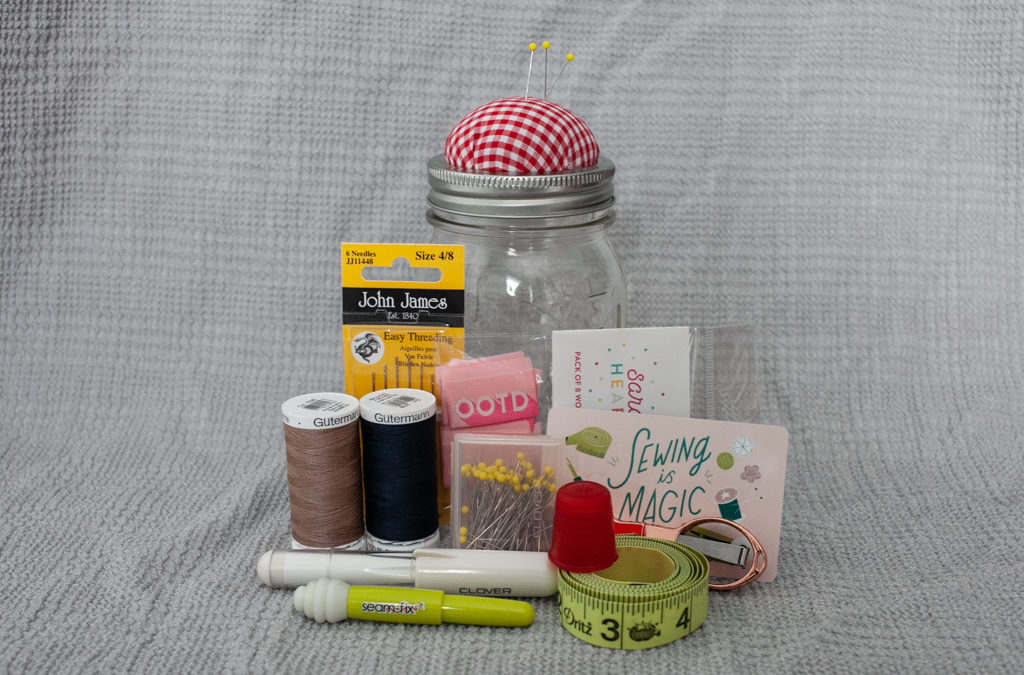 Great Gift: Make a Mason Jar Sewing Kit