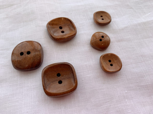 Rounded Square Lacquered Wood Button