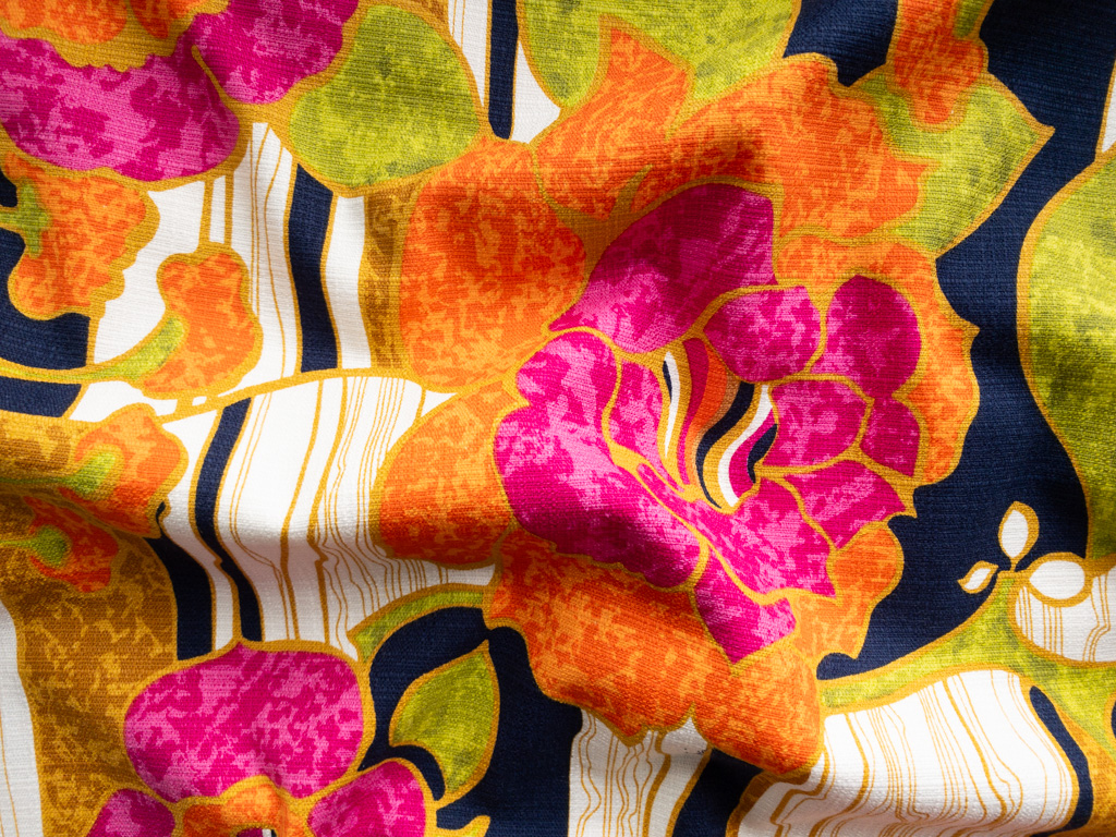 LA Designer Deadstock ā Cotton/Spandex Stretch Barkcloth ā Outlined Floral
