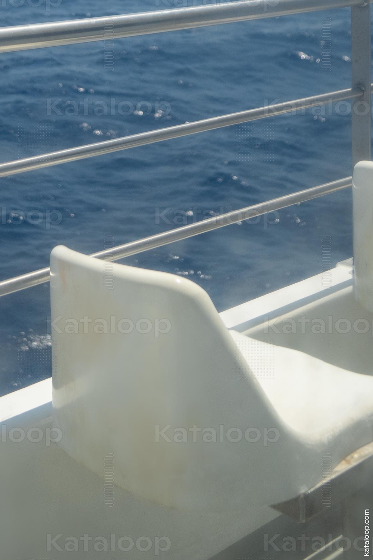 Blick aus der Fähre mit Meer und Sitzen