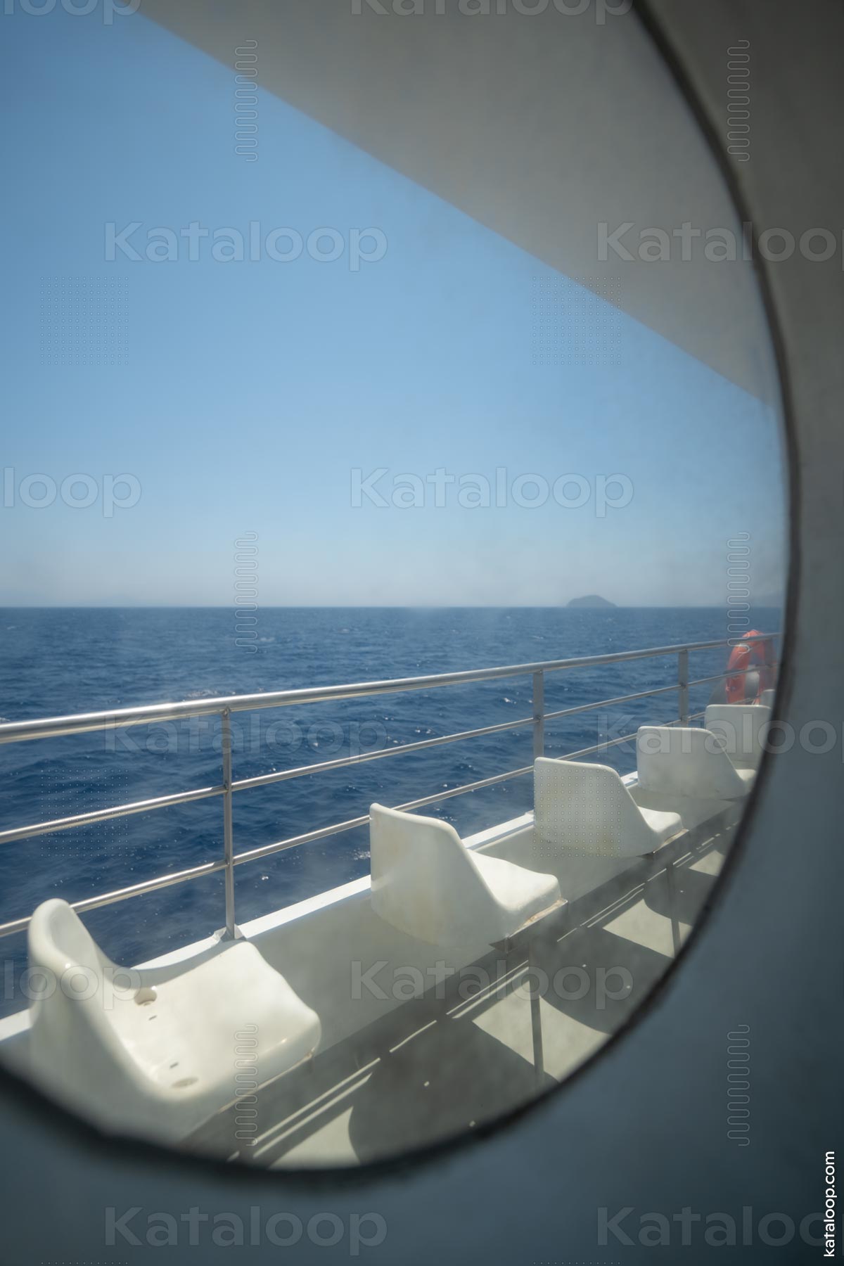 Blick aus der Fähre mit Meer und Sitzen