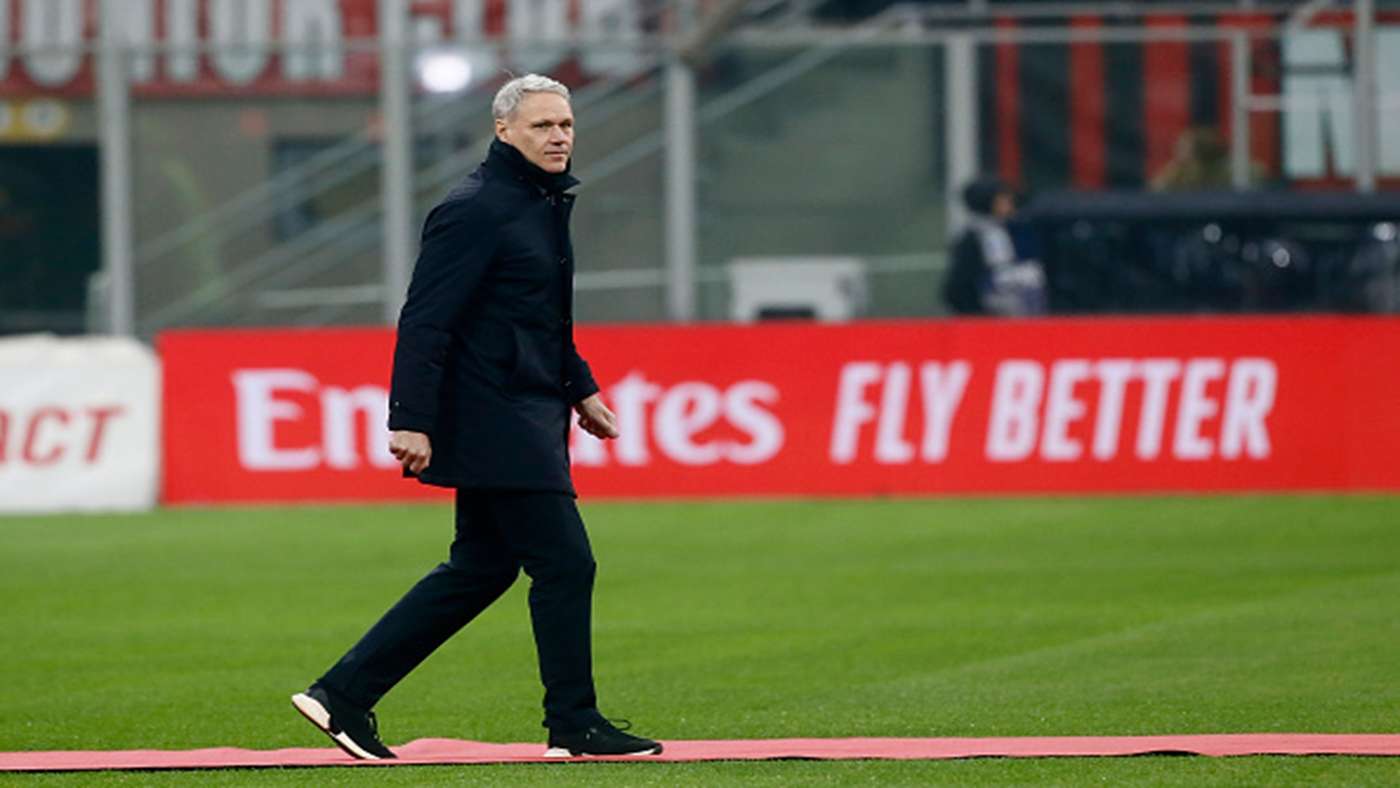 Van Basten critiques Frenkie de Jong as Barcelona renews the contract amid financial and sporting balance