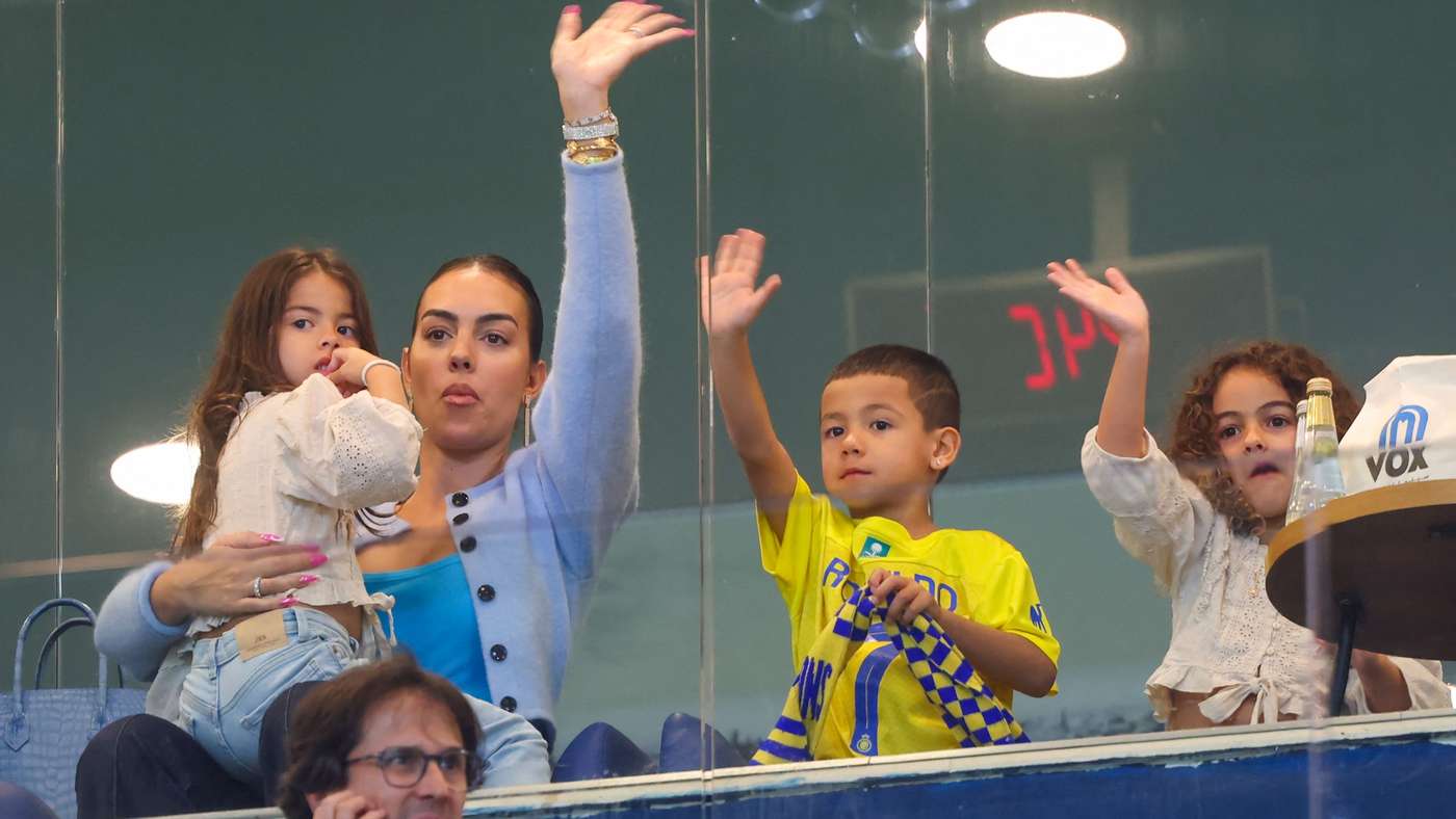 Eva Ronaldo sprinting against Georgina Rodriguez in a family race