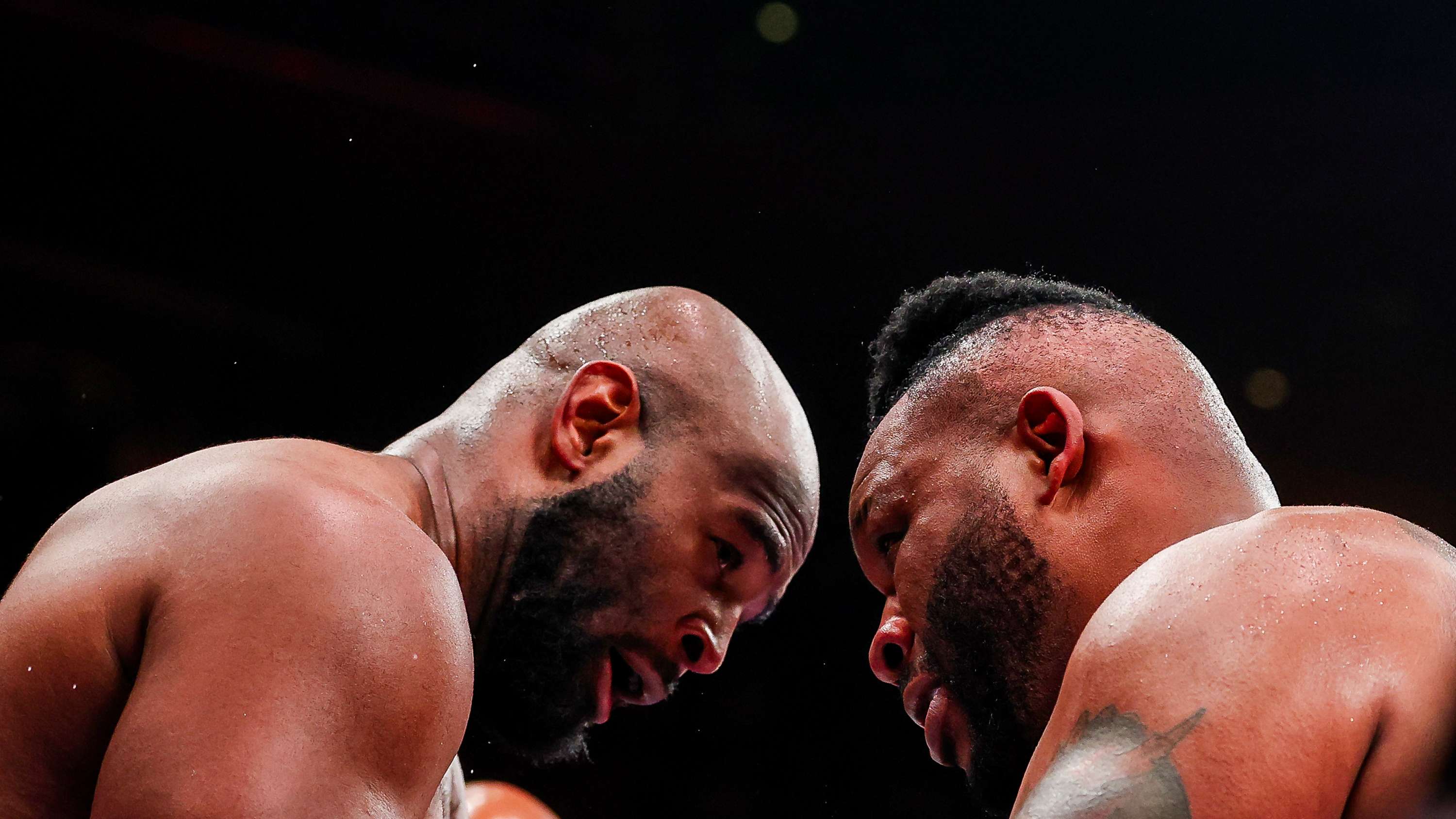 Video goes viral: Wig mishap steals the show in a world-title bout