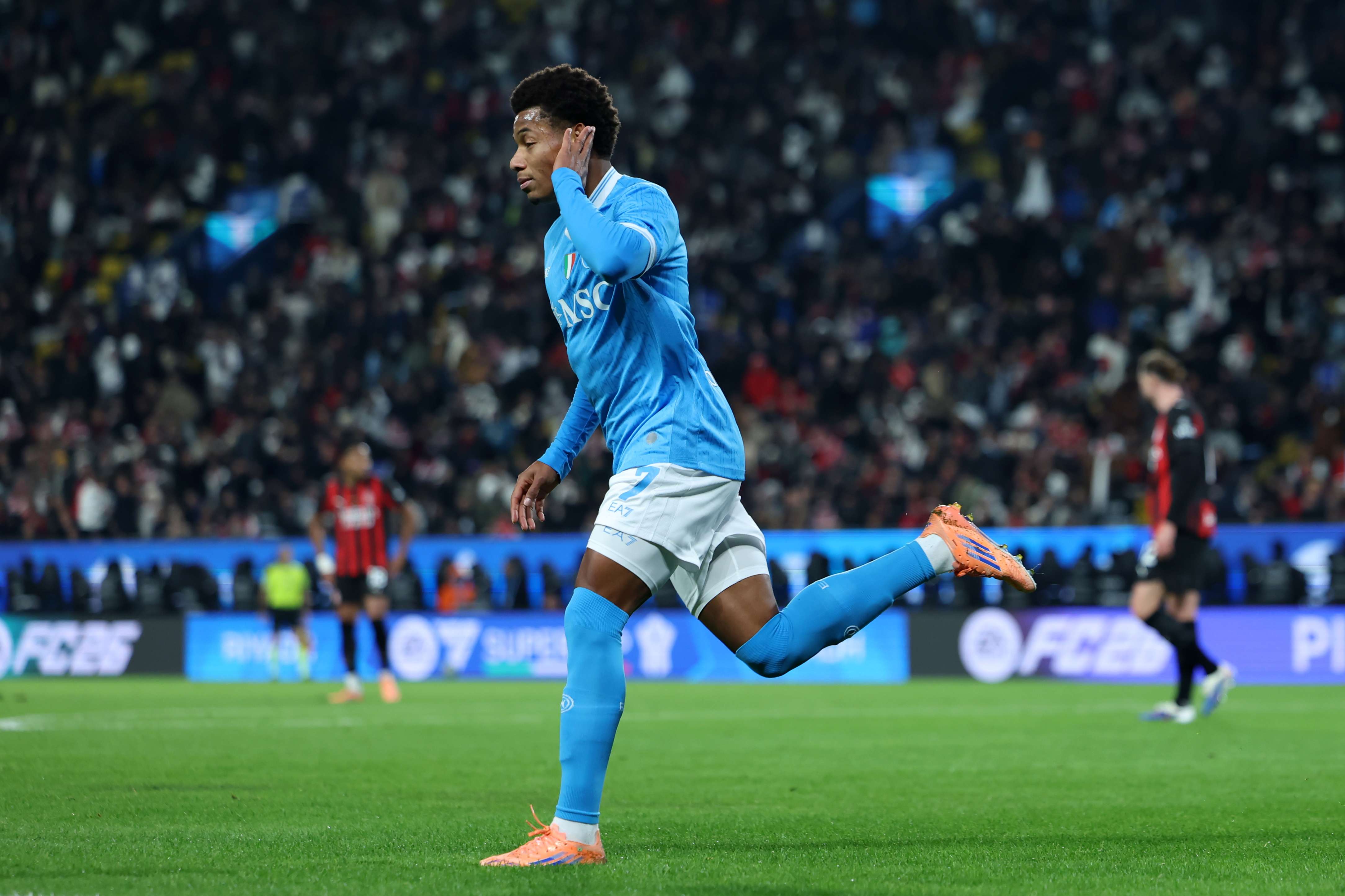 David Neres celebra contra Milan en la Supercopa Italiana, Napoli avanza