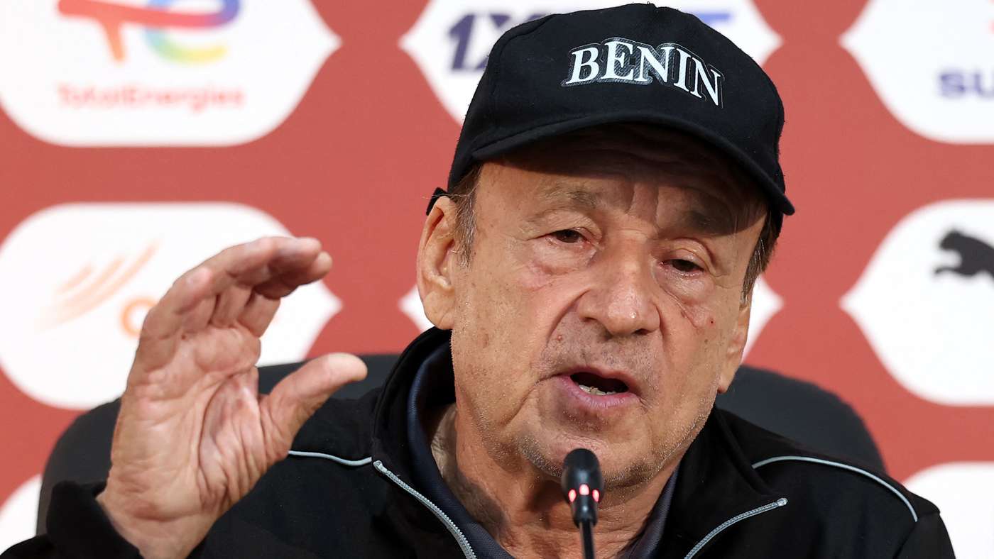 Entrenador Gernot Rohr de Benín hablando antes del partido contra Egipto en la CAN