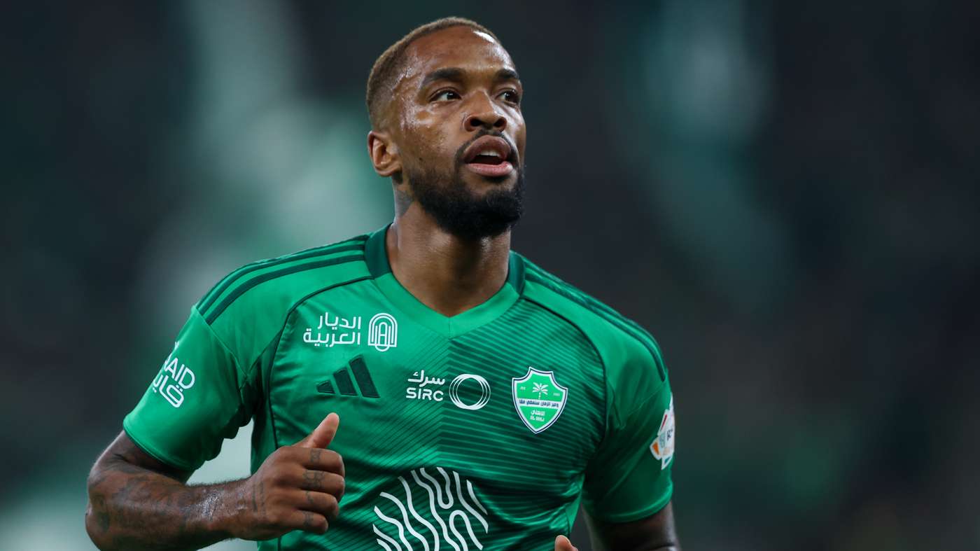 Ibáñez frena la pelea entre Toney y el entrenador del Al Akhdoud tras el Al Ahli vs Al Akhdoud