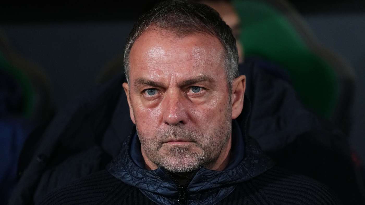 Foto del entrenador Hansi Flick preparando la alineación del Barça contra Alavés en la Copa del Rey