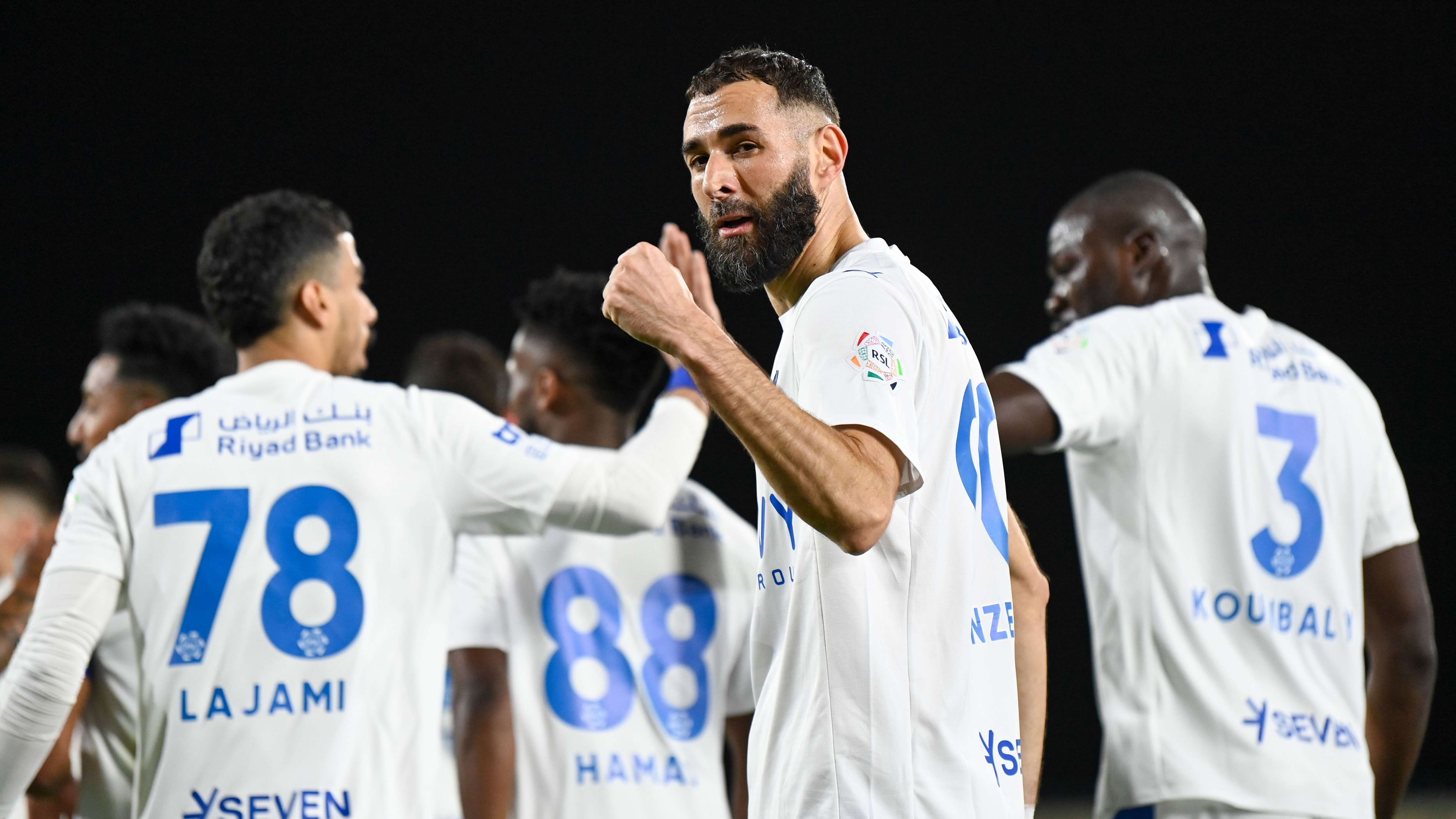 Foto de Al Hilal enfrentando a Al Okhdood con Benzema en la Saudi Pro League