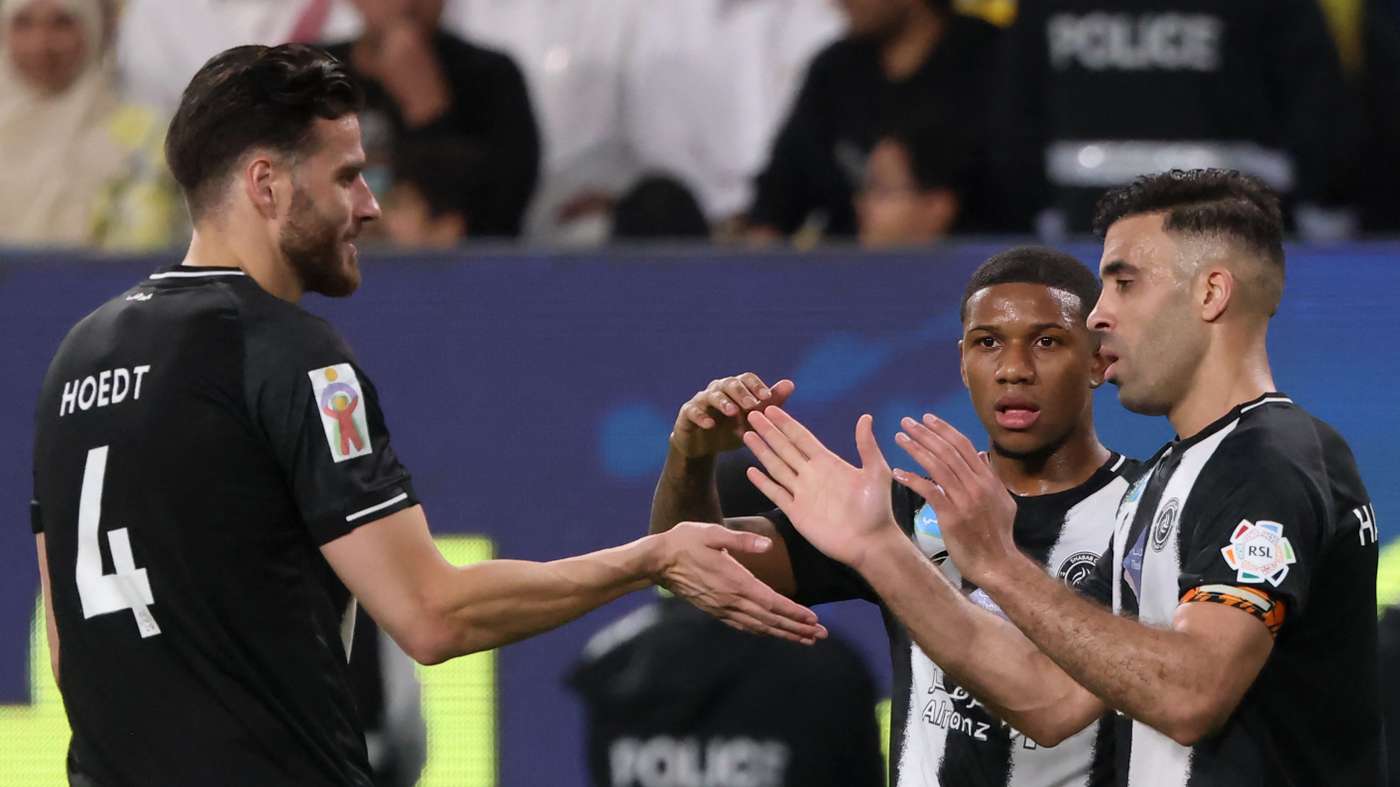 Hamdallah guía al Shabab a una victoria histórica 13-0 tras la salida del entrenador, asegurando semifinales en la Liga de Campeones de la Gulf.