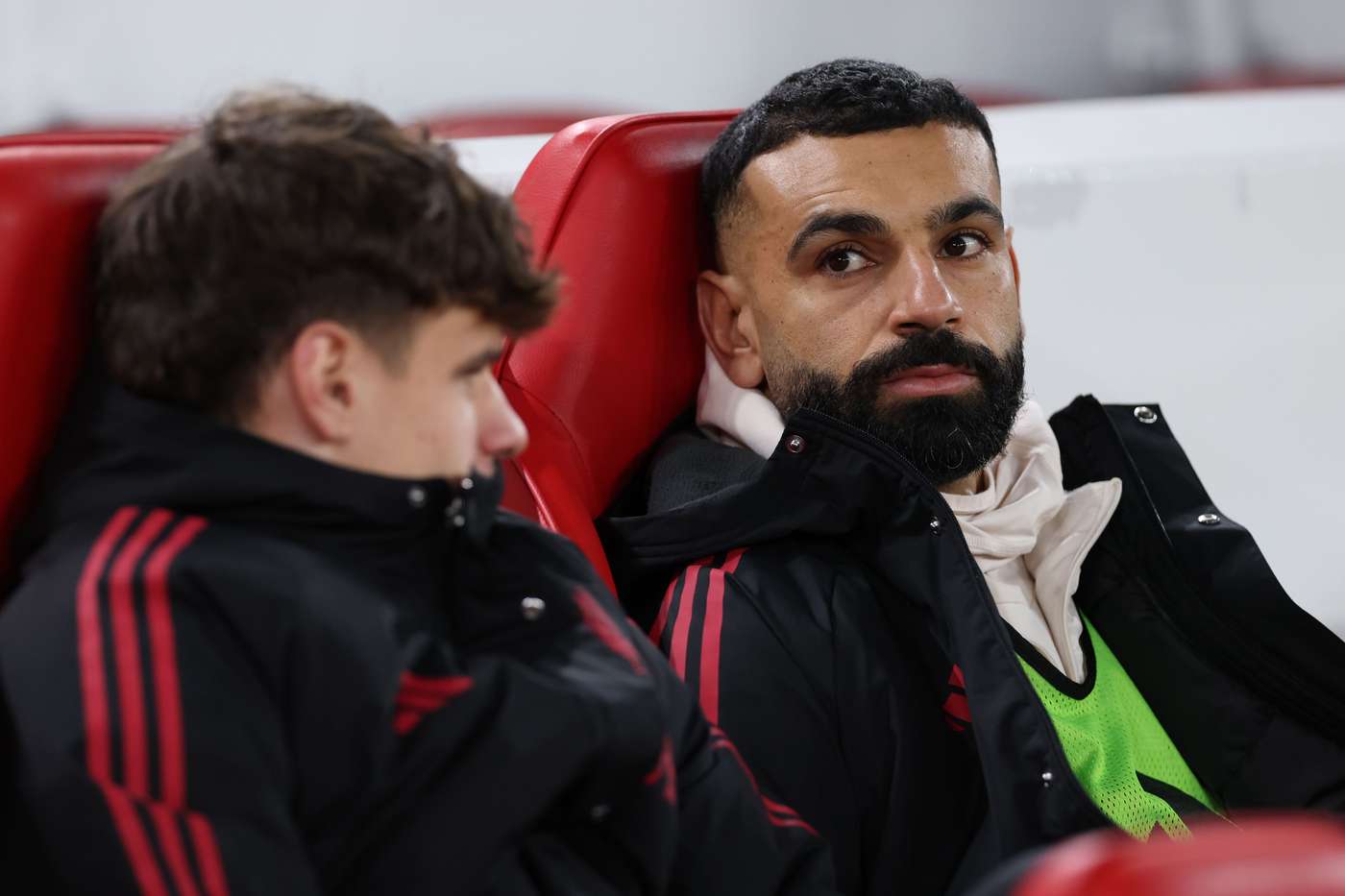 Mohamed Salah masque sur le banc lors d'un match Liverpool-Sunderland