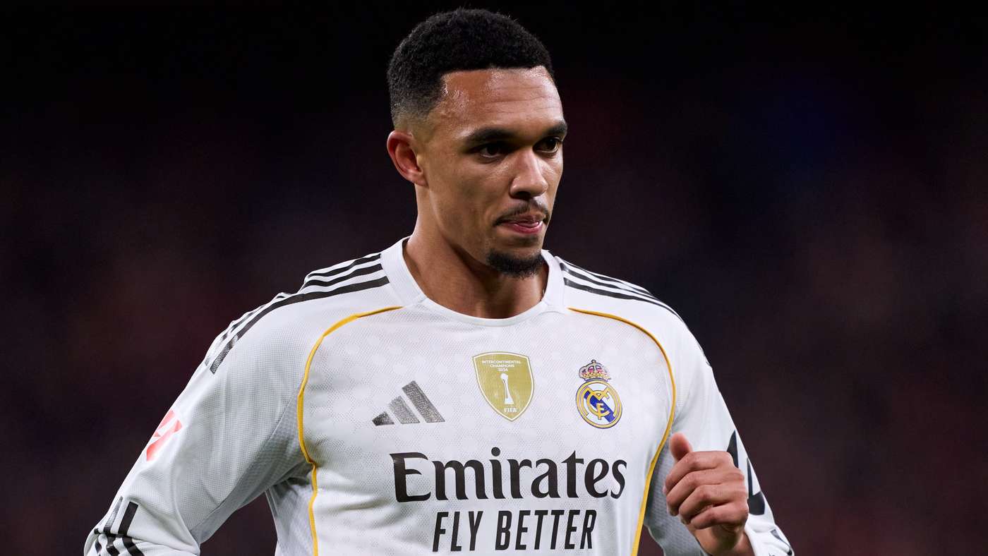 Blessure de Wataru Endo lors du match Liverpool – Sunderland; réaction d’Arne Slot et avenir du flanc droit