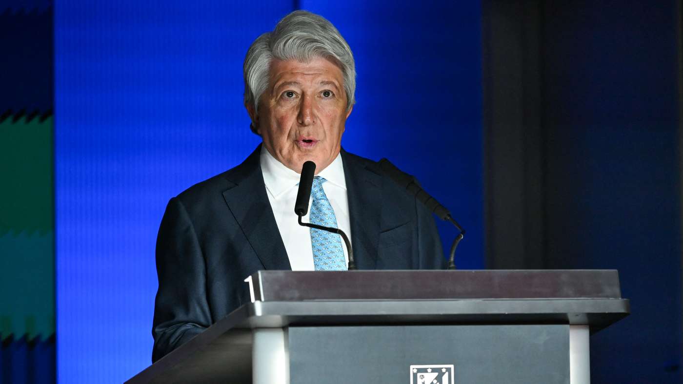 Enrique Cerezo avant Atlético Madrid contre Barcelone en Copa del Rey