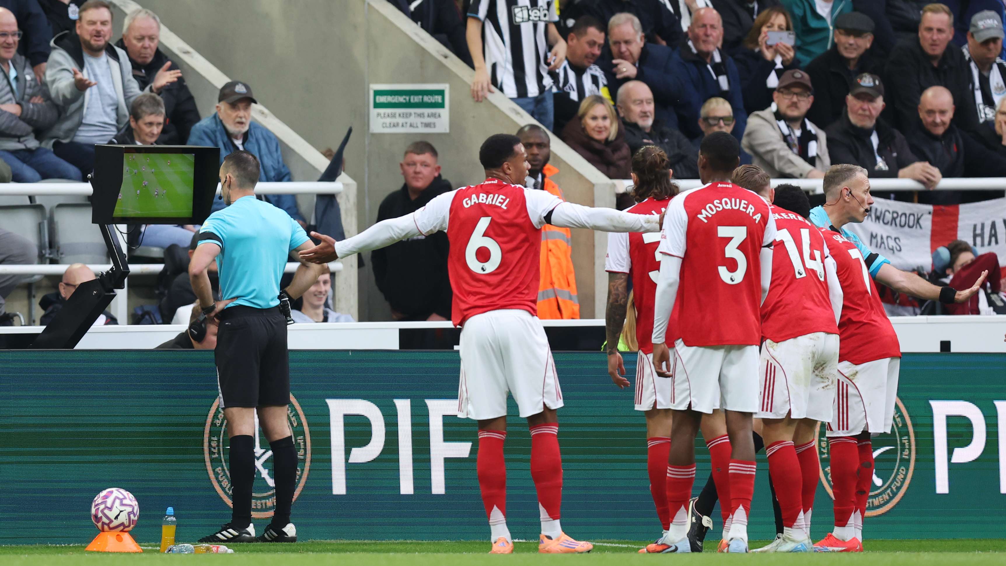 Quando il fischio decide la partita: Arsenal ribalta Newcastle in un duello arbitrale