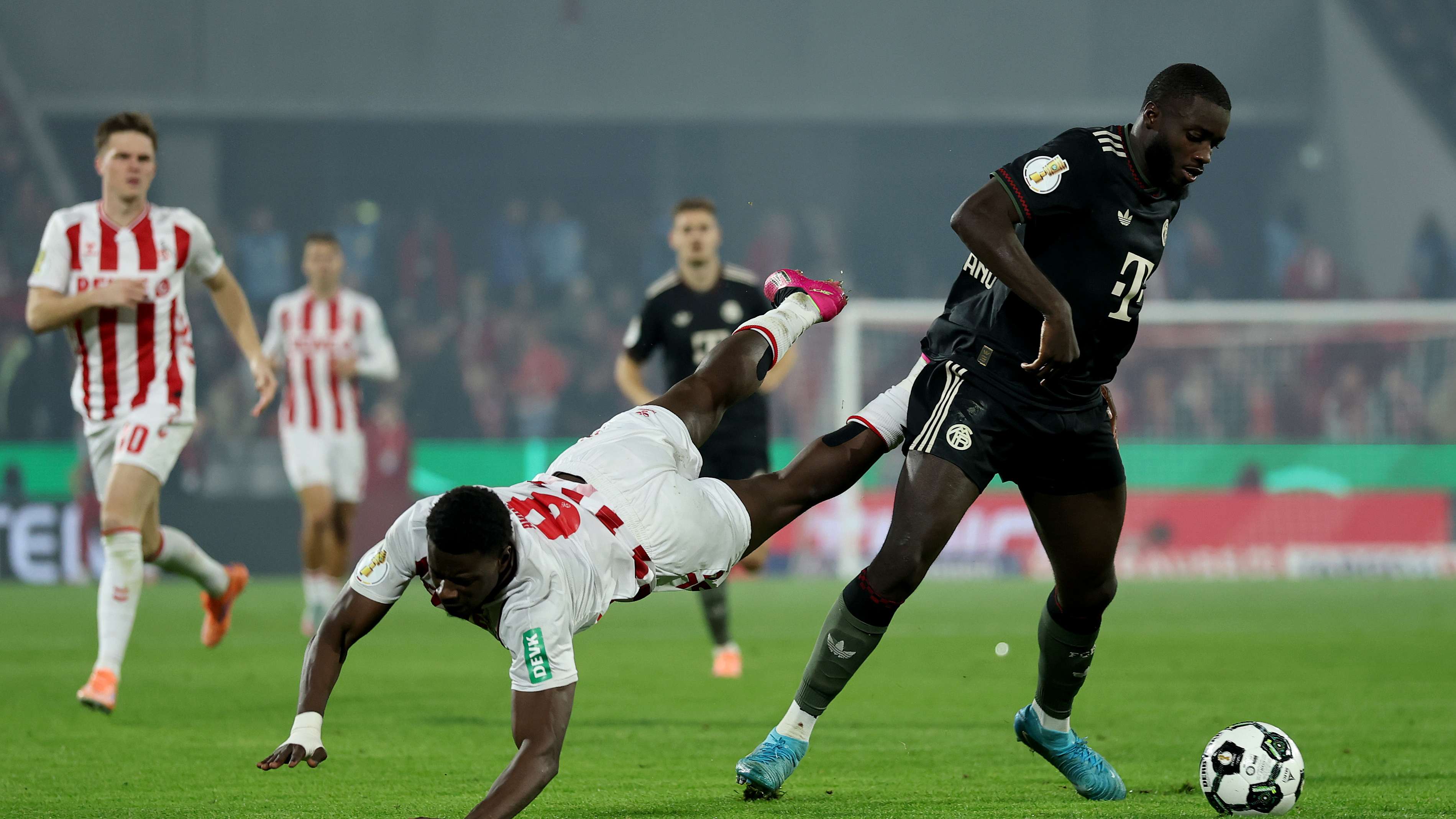 Duo difensori Upamecano Stanisic Bayern contro Freiburg in Bundesliga
