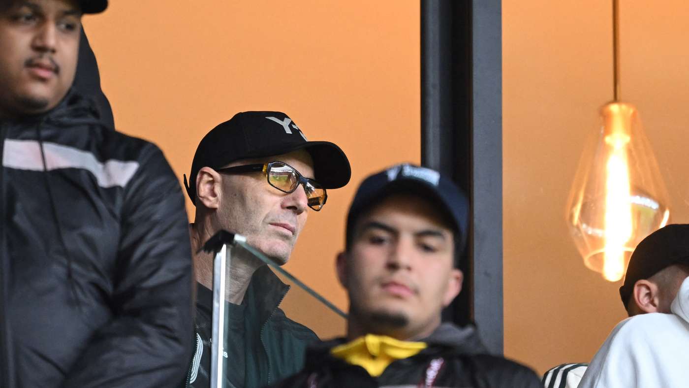 Zidane osserva Luka durante Algeria-Sudan in AFCON 2025