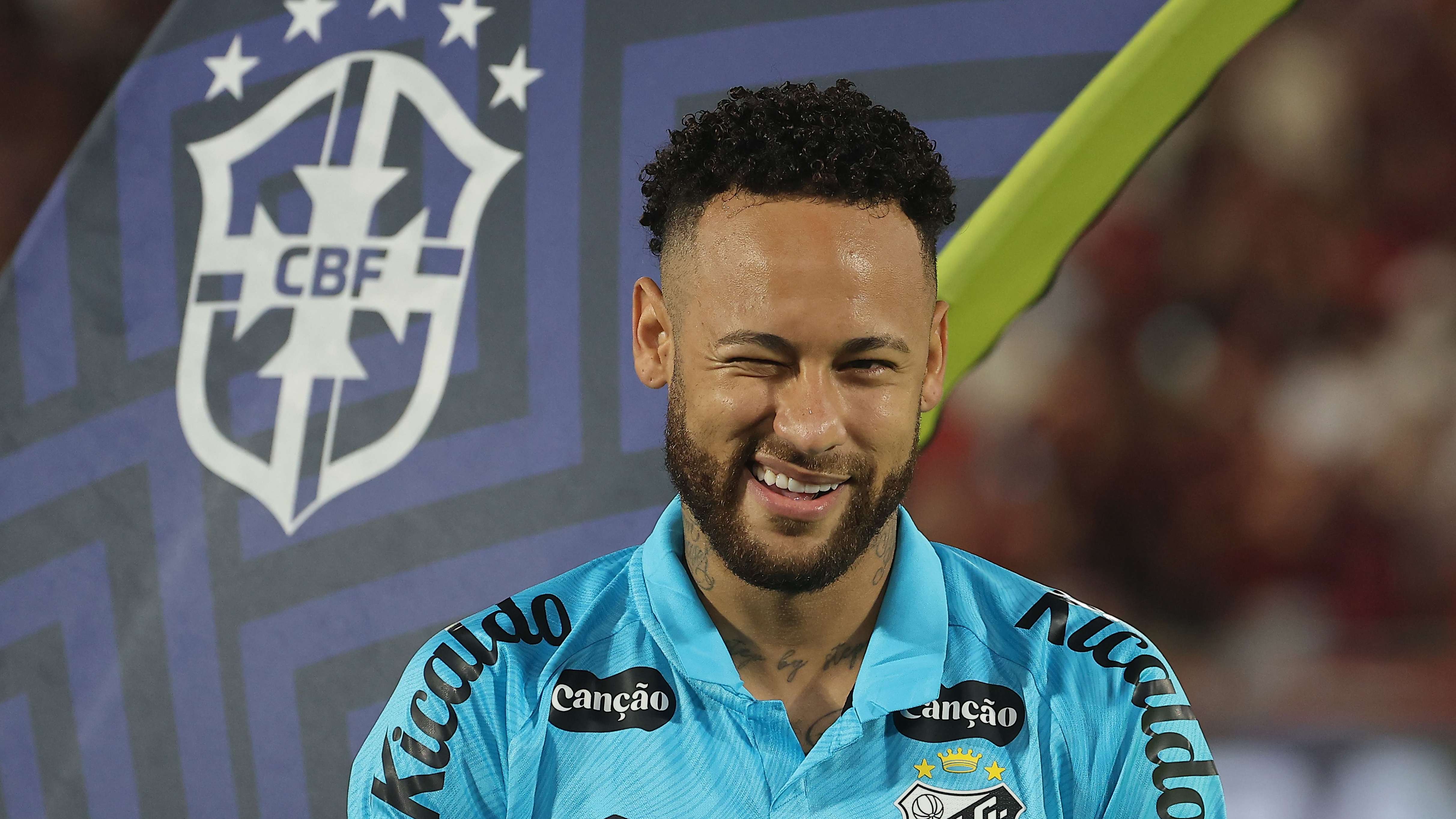 Neymar in maglia Barcellona guarda una TV da piscina in un momento nostalgico