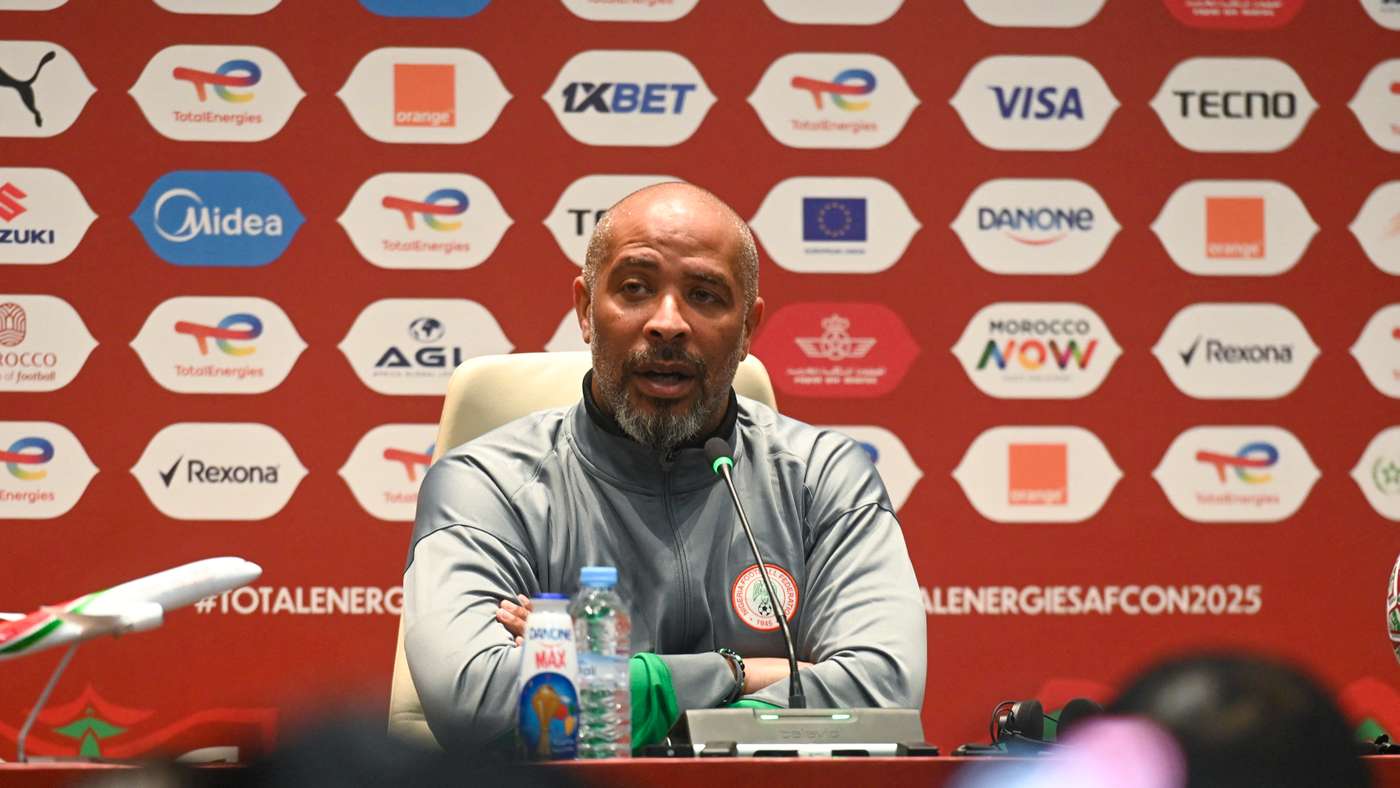 Allenatore della Nigeria Erik Shill celebra la vittoria contro la Tunisia