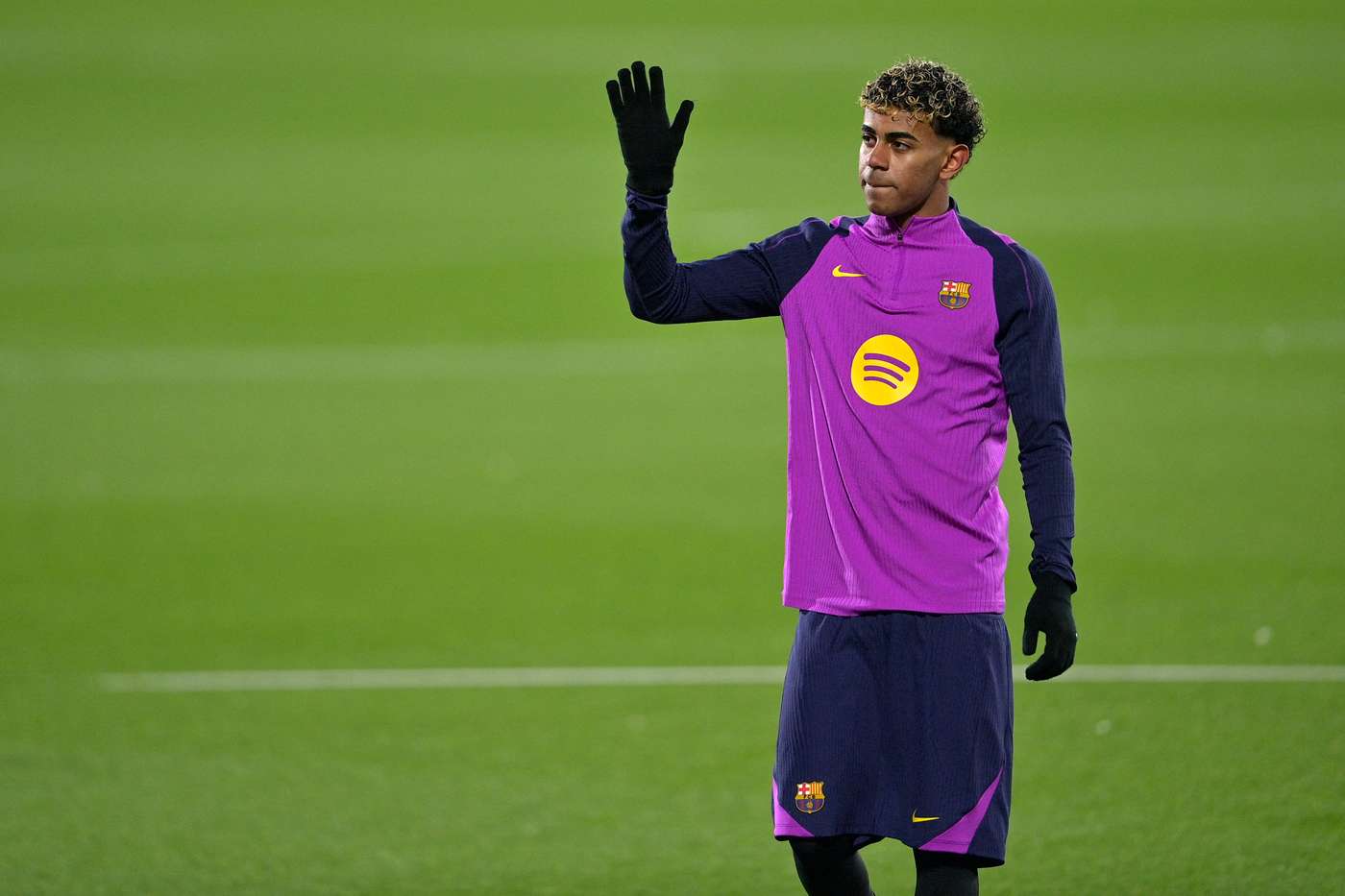 Foto di Lamine Yamal in allenamento con il Barcellona prima del derby contro Espanyol