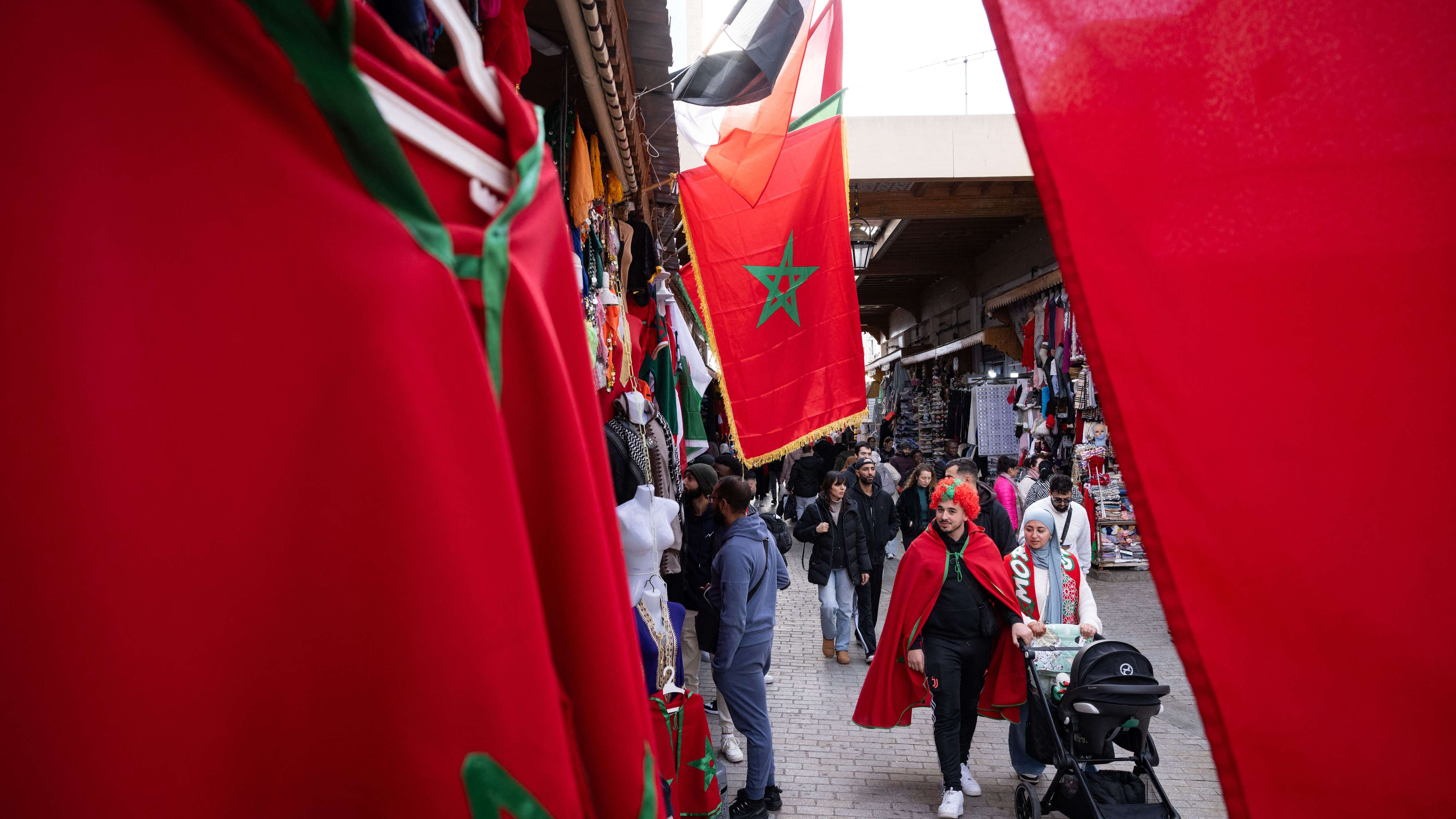 Tifosi marocchini circondano l'autobus della nazionale prima della gara contro il Camerun