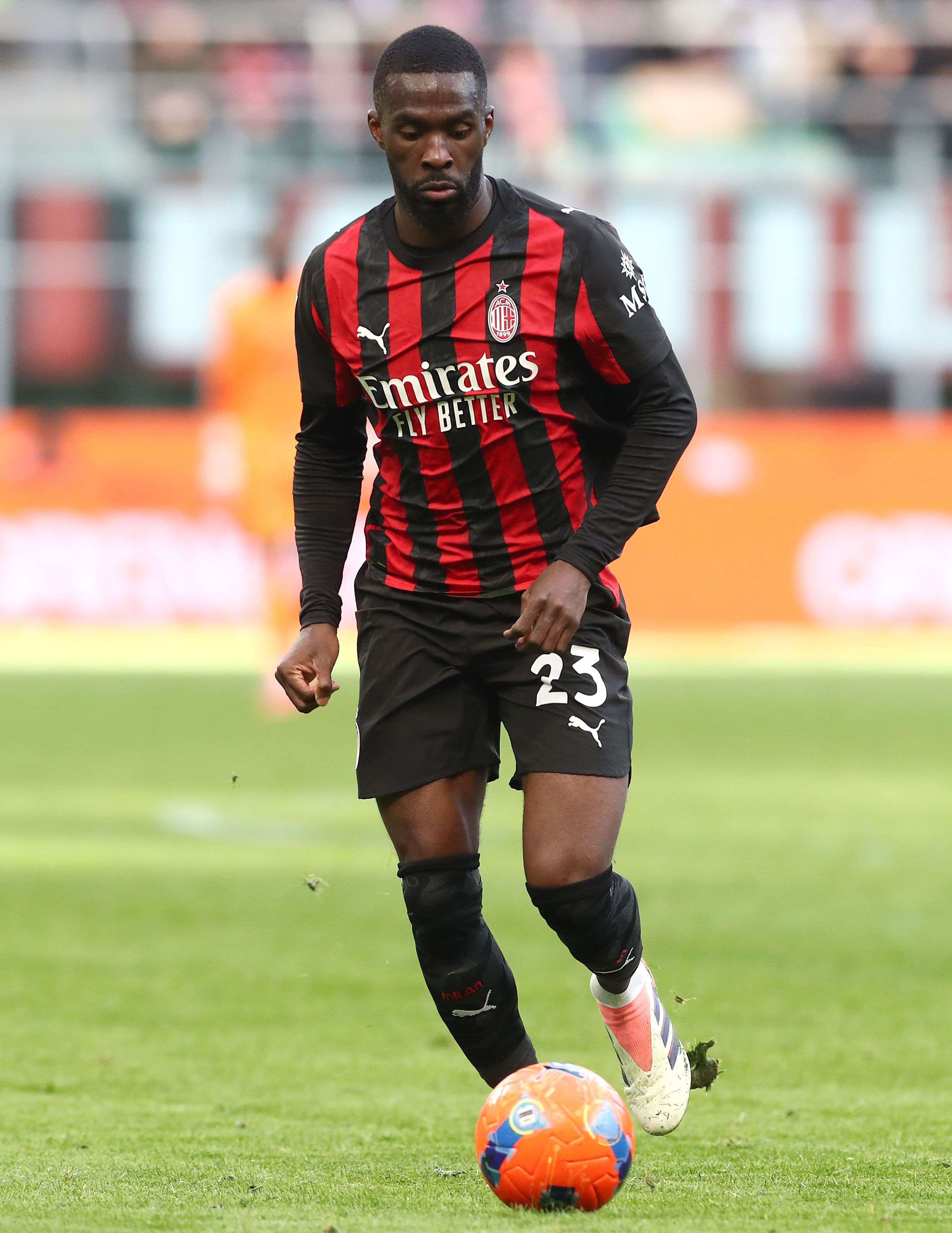 Tomori rischia di saltare Milan-Fiorentina per ammonizione: analisi su esultanze e impatto sullo Scudetto in questa 20ª giornata di Serie A.