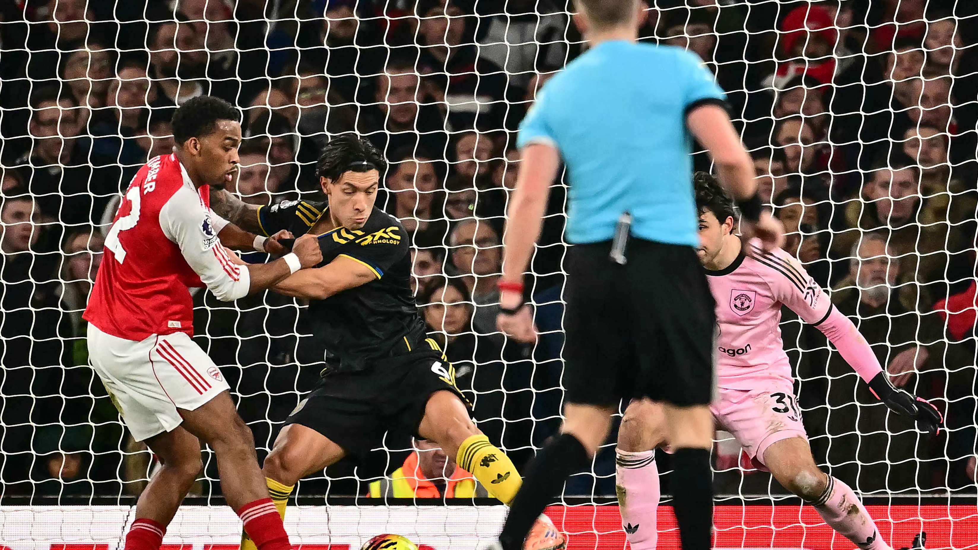 Immagine di Lisandro Martínez abbracciato a suo padre dopo Arsenal–Manchester United all'Emirates