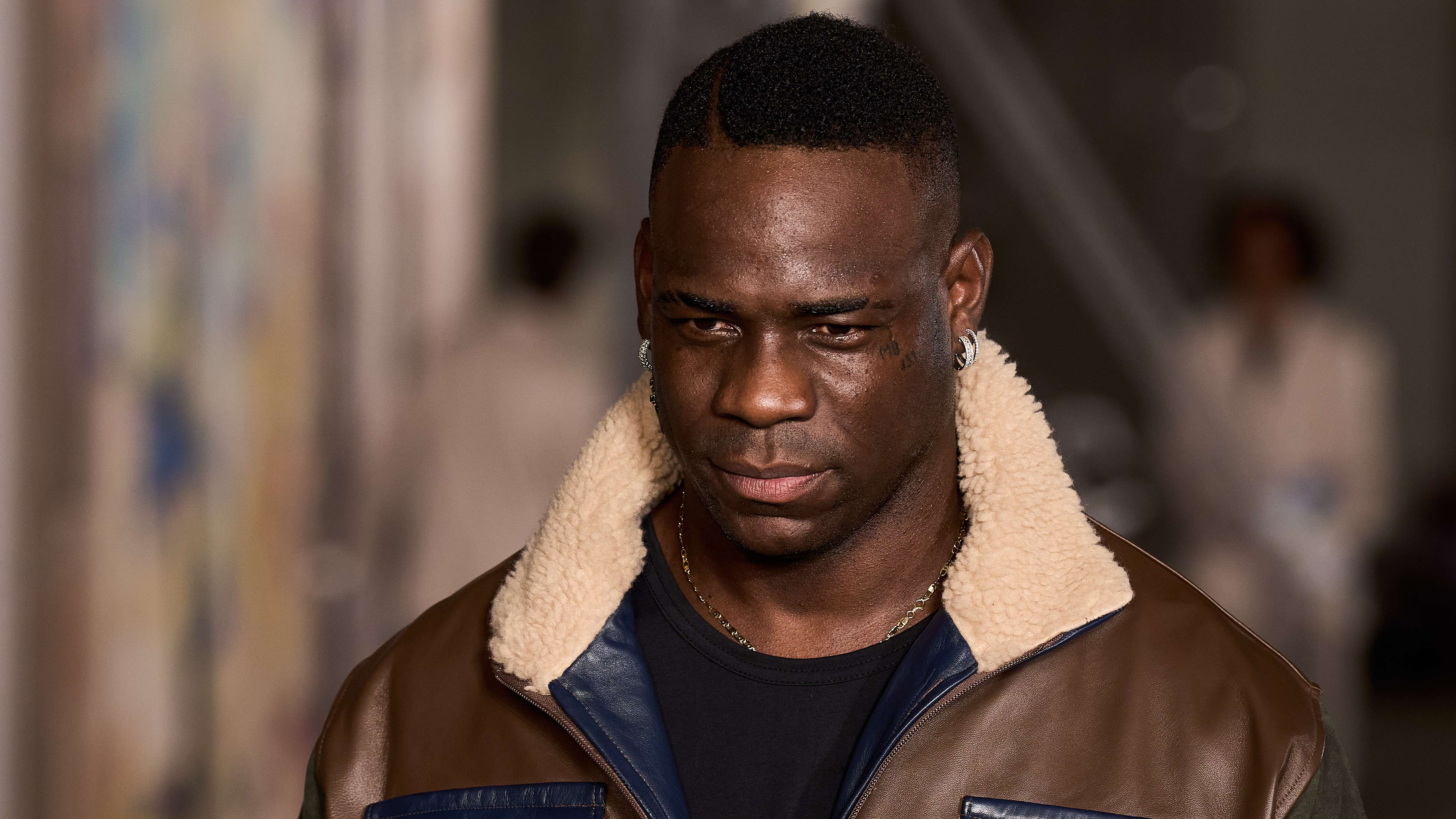 Balotelli sfida il razzismo: l'attaccante italiano denuncia gli insulti nei campi Emirati