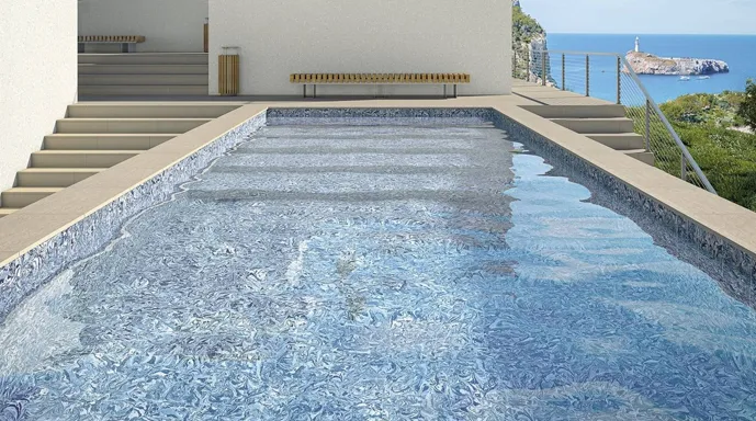 ריצוף מיוחד לבריכה שמדמה פסיפס אבל בסגנון יישום קל ומשתלם יותר