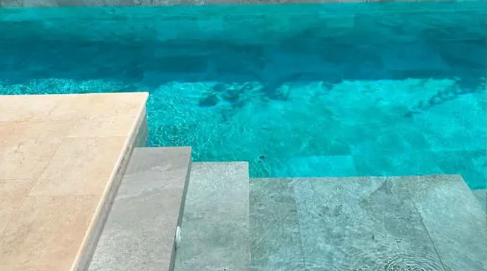בריכה עם מדרגות חוץ תואמות תקן R11 מפורצלן