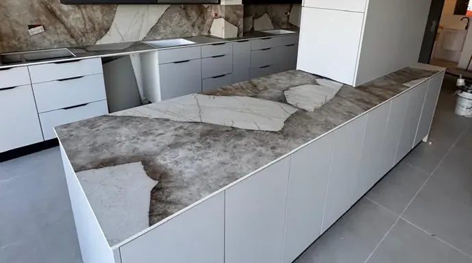 משטח פורצלן איכותי 12 ממ במטבח מודרני פטגוניה